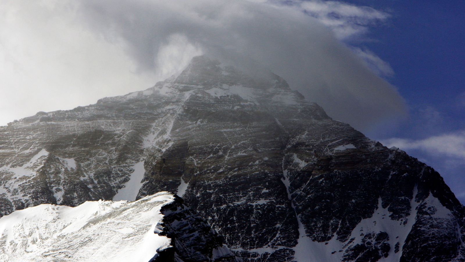 Hundreds rescued near Mount Everest after being stranded by blizzard | World News